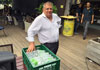 Aktion vom Chef: Josef spendiert Wasser für die Zumba-Gruppe